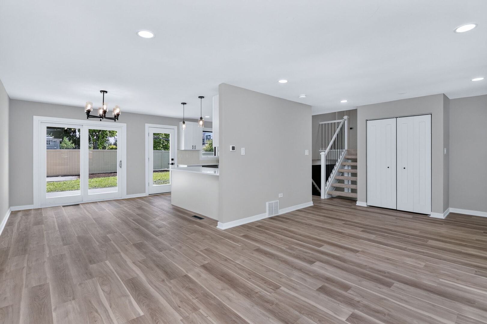 216 W Kimbell Avenue