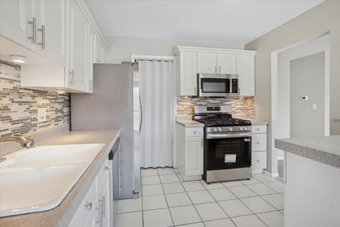 Tiny photo for 220 Hawthorne Court #B2, Schaumburg, IL 60193 (MLS # 12509665)