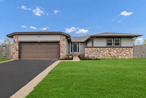 Photo of 944 Richmond Court, Elk Grove Village, IL 60007 (MLS # 12639201)