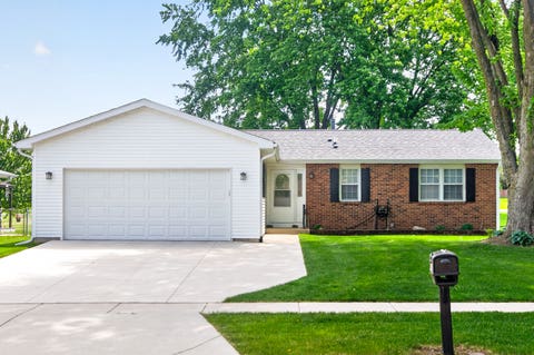 Photo of 1526 Pebblewood Drive, Sycamore, IL 60178 (MLS # 12668424)