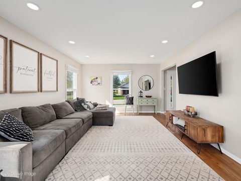 Tiny photo for 340 Whitehall Terrace, Bloomingdale, IL 60108 (MLS # 12624981)