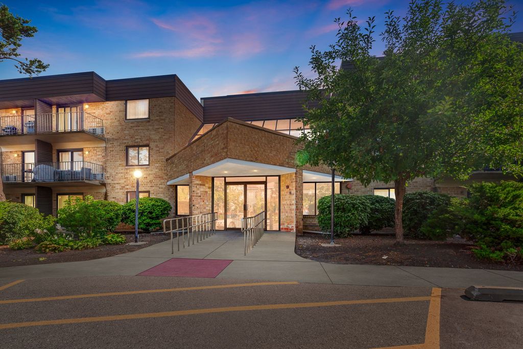 Photo for 5600 ASTOR Lane #103, Rolling Meadows, IL 60008 (MLS # 12473186)