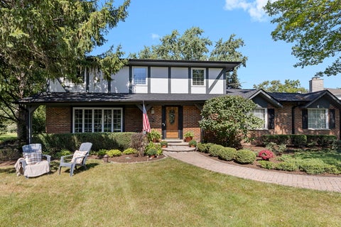 Photo of 402 Minnaqua Drive, Prospect Heights, IL 60070 (MLS # 12787508)