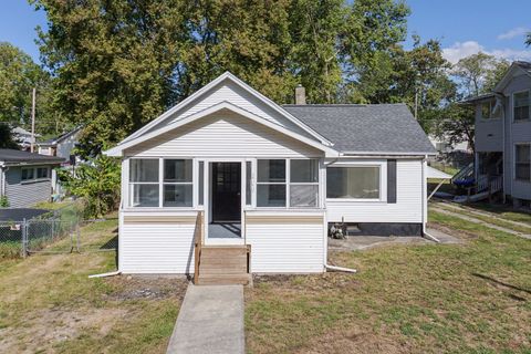 Photo of 809 W Monroe Street, Bloomington, IL 61701 (MLS # 12491860)