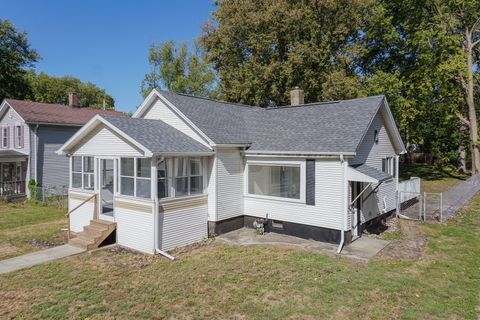 Tiny photo for 809 W Monroe Street, Bloomington, IL 61701 (MLS # 12491860)