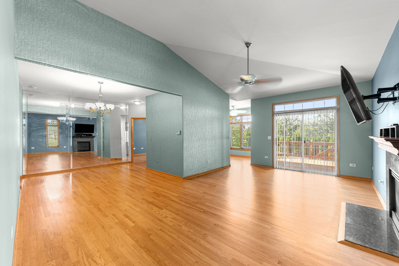 16082 Julia Courtyard