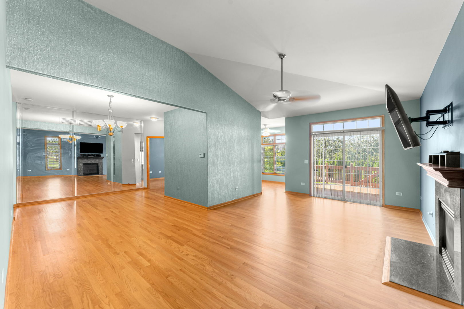 16082 Julia Courtyard