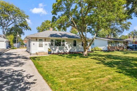 Tiny photo for 124 W Sunset Avenue, Lombard, IL 60148 (MLS # 12486063)
