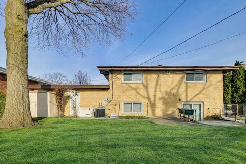 Tiny photo for 7621 Davis Street, Morton Grove, IL 60053 (MLS # 12534026)