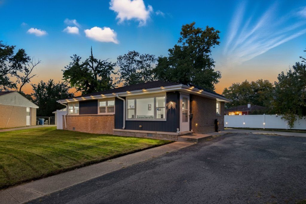 Photo for 16047 Cambridge Court, Markham, IL 60428 (MLS # 12499892)