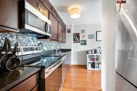 Tiny photo for 5701 N Sheridan Road #10Q, Chicago, IL 60660 (MLS # 12487185)