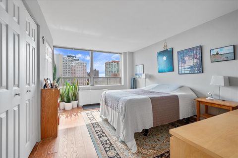 Tiny photo for 5701 N Sheridan Road #10Q, Chicago, IL 60660 (MLS # 12487185)