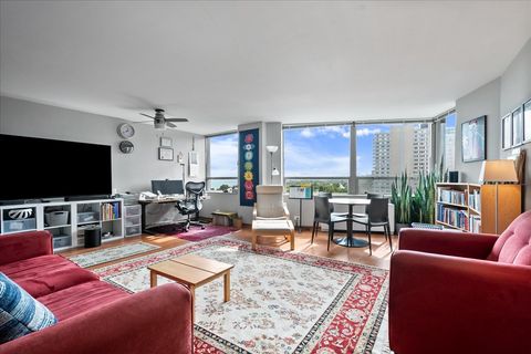 Tiny photo for 5701 N Sheridan Road #10Q, Chicago, IL 60660 (MLS # 12487185)
