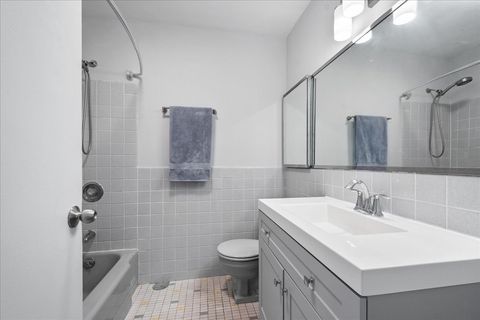 Tiny photo for 5701 N Sheridan Road #10Q, Chicago, IL 60660 (MLS # 12487185)