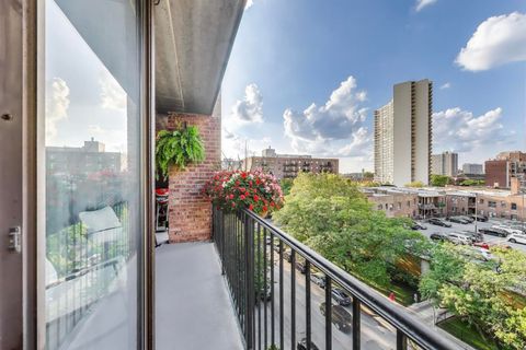 Tiny photo for 651 W Sheridan Road #7B, Chicago, IL 60613 (MLS # 12481104)