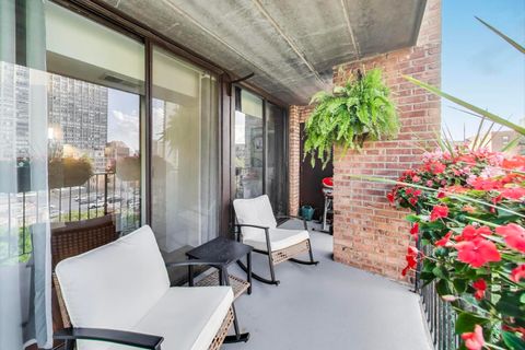 Tiny photo for 651 W Sheridan Road #7B, Chicago, IL 60613 (MLS # 12481104)