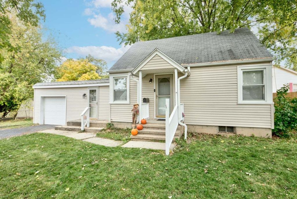 Photo for 135 Oak Drive, DeKalb, IL 60115 (MLS # 12498337)