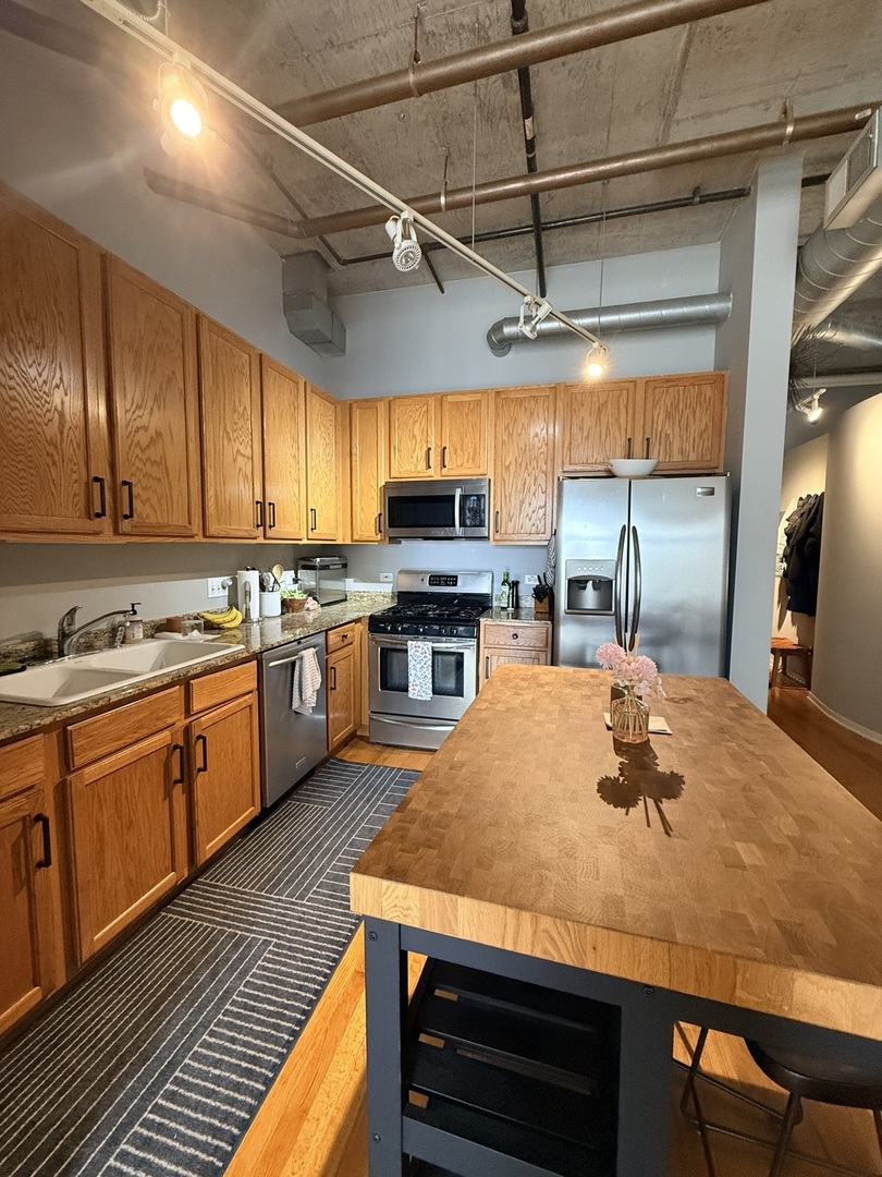 933 W Van Buren Street 823