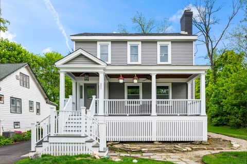 Photo of 331 E Russell Street, Barrington, IL 60010 (MLS # 12647874)