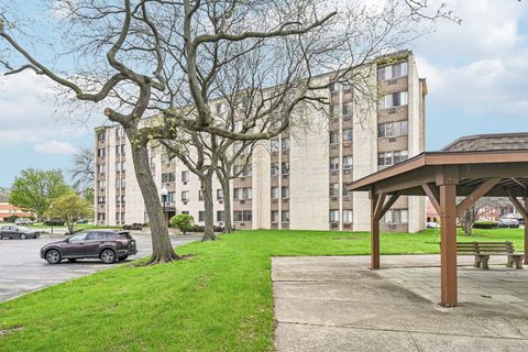 Tiny photo for 9740 S Pulaski Road #306, Oak Lawn, IL 60453 (MLS # 12639228)