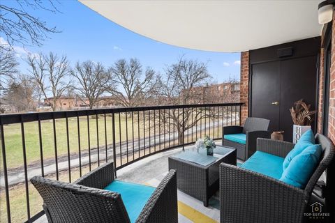 Tiny photo for 1405 E Central Road #222C, Arlington Heights, IL 60005 (MLS # 12615564)