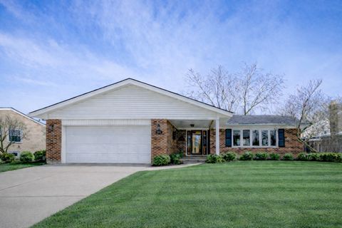 Photo of 2011 E Robinhood Lane, Arlington Heights, IL 60004 (MLS # 12553975)