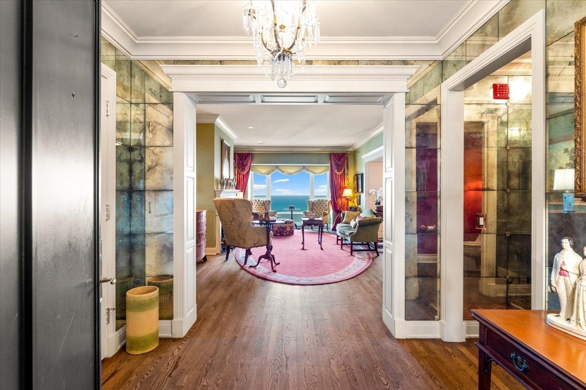 800 N Michigan Avenue 5501