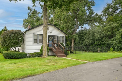 Photo of 140 W Frontage Road, Northfield, IL 60093 (MLS # 12748217)