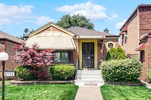 Photo of 8732 S Paxton Avenue, Chicago, IL 60617 (MLS # 12490791)