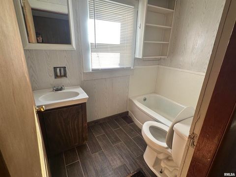 Tiny photo for 338 WARREN Road, Carbondale, IL 62901 (MLS # EB460394)