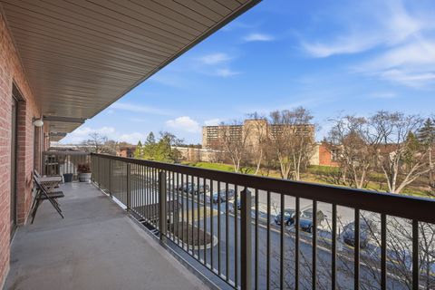 Tiny photo for 6443 Clarendon Hills Road #402, Willowbrook, IL 60527 (MLS # 12593007)