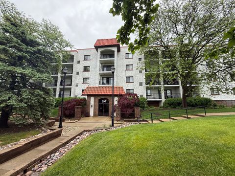 Photo of 350 Plum Creek Drive #308, Wheeling, IL 60090 (MLS # 12654993)