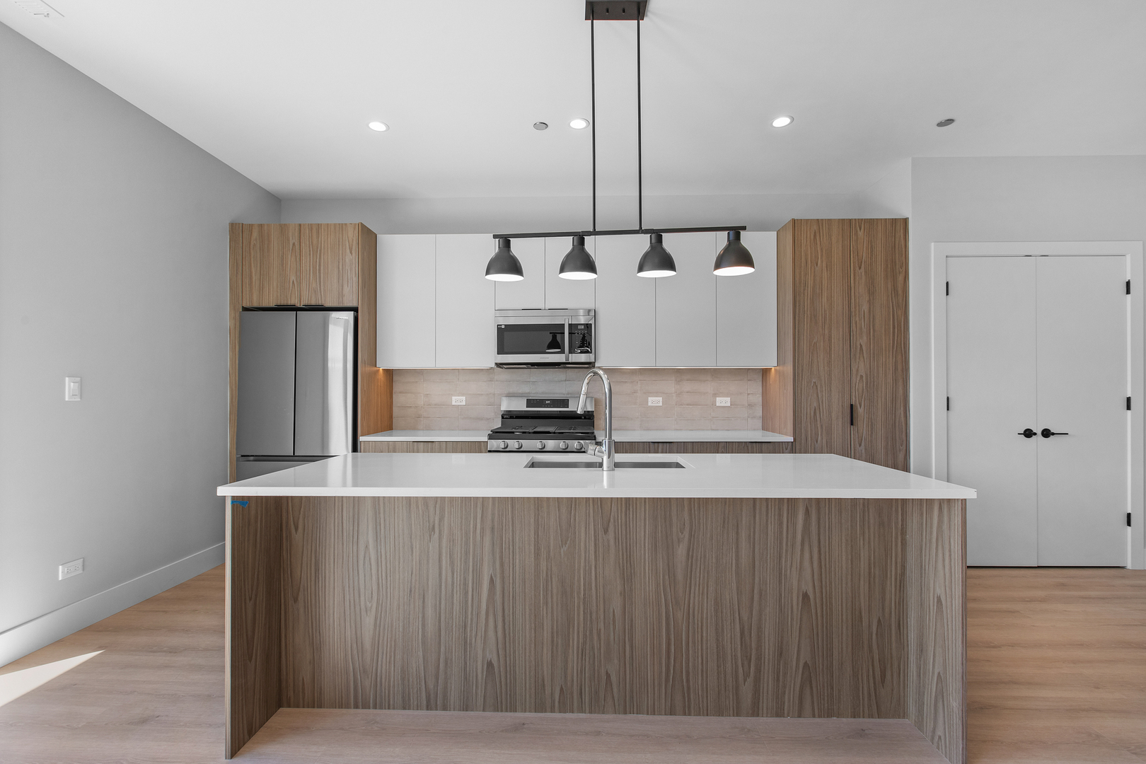 3953 W Dakin Street 405