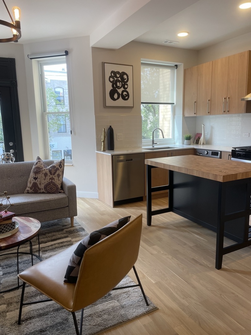 1015 N CALIFORNIA Avenue 2F