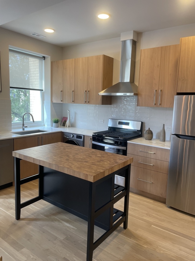 1015 N CALIFORNIA Avenue 2F