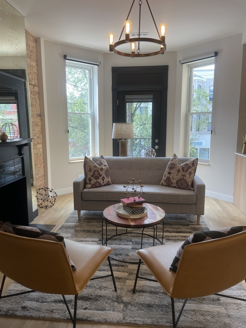 1015 N CALIFORNIA Avenue 2F