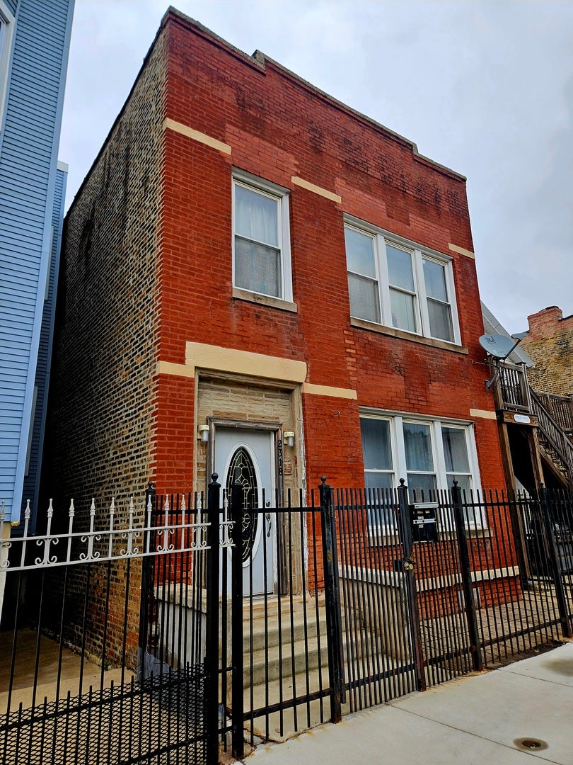 2318 W Grand Avenue