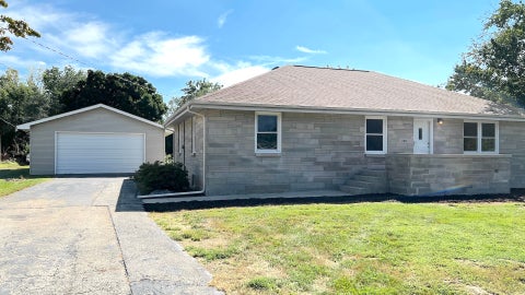 Photo of 105 W Jackson Street W, Mahomet, IL 61853 (MLS # 12764330)