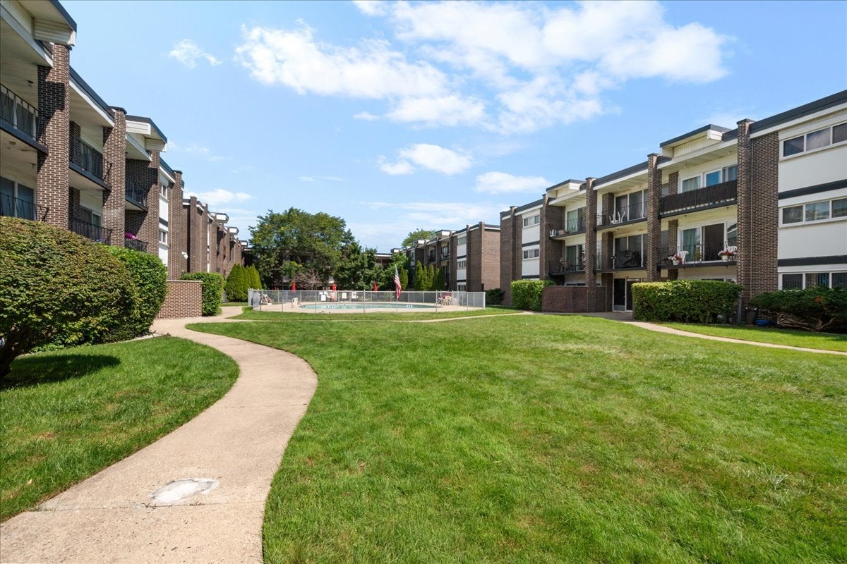 10101 Cherry Parkway M8