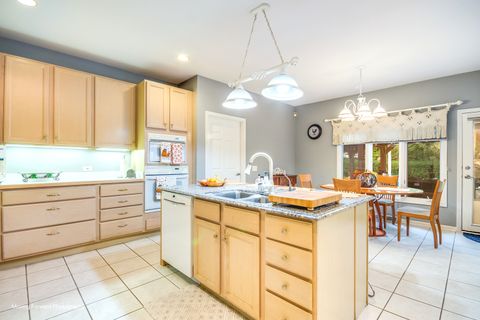 Tiny photo for 986 W Stonehedge Drive, Addison, IL 60101 (MLS # 12495339)