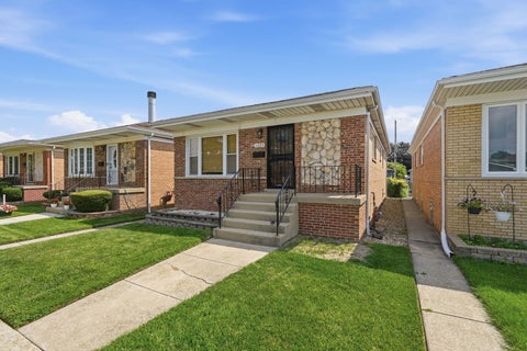 Tiny photo for 11625 S Avenue L, Chicago, IL 60617 (MLS # 12728944)