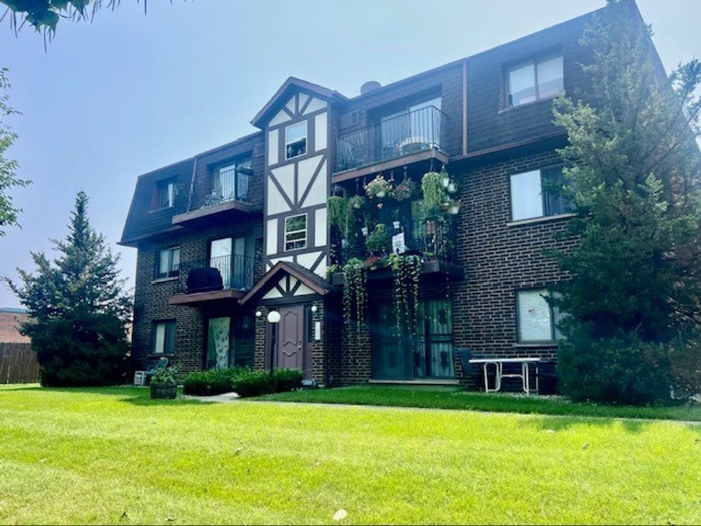 Photo for 1010 Judson Street #2B, Bensenville, IL 60106 (MLS # 12487088)