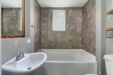 Tiny photo for 505 W Oakland Avenue, Bloomington, IL 61701 (MLS # 12635724)