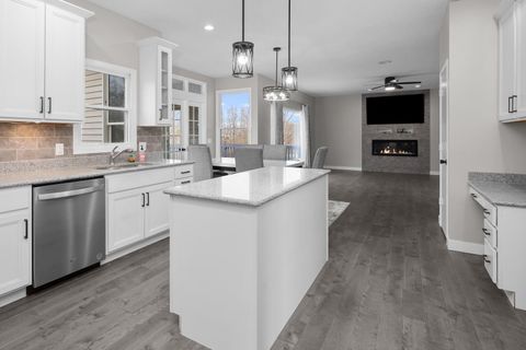 Tiny photo for 3120 Summertree Avenue, Bettendorf, IA 52722 (MLS # 100000369)