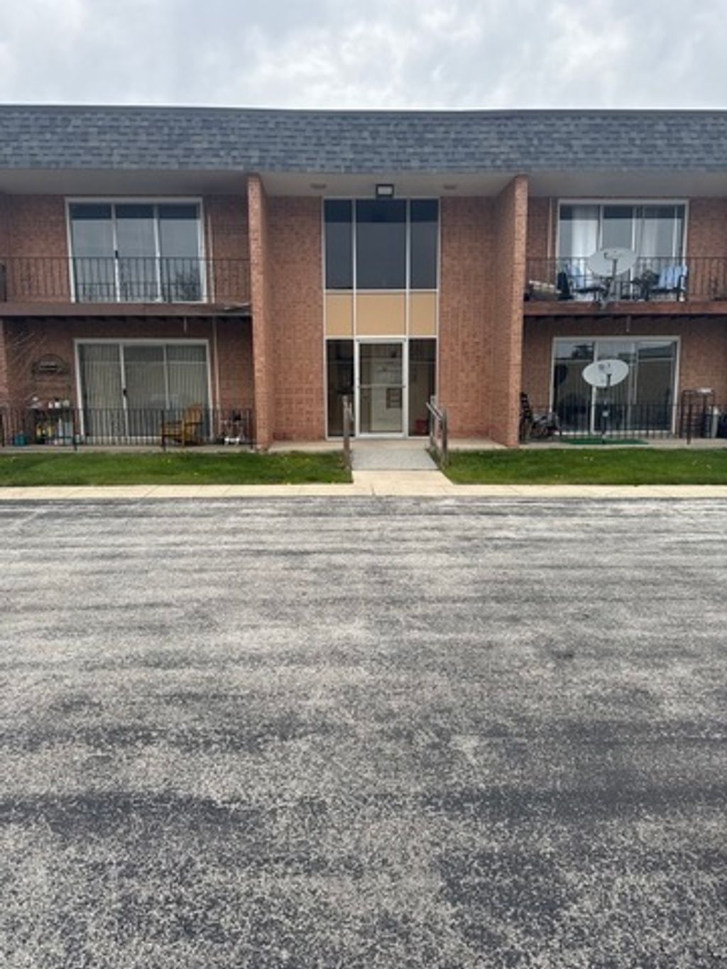 Photo for 18340 CHERRY CREEK Drive #7, Homewood, IL 60430 (MLS # 12503370)