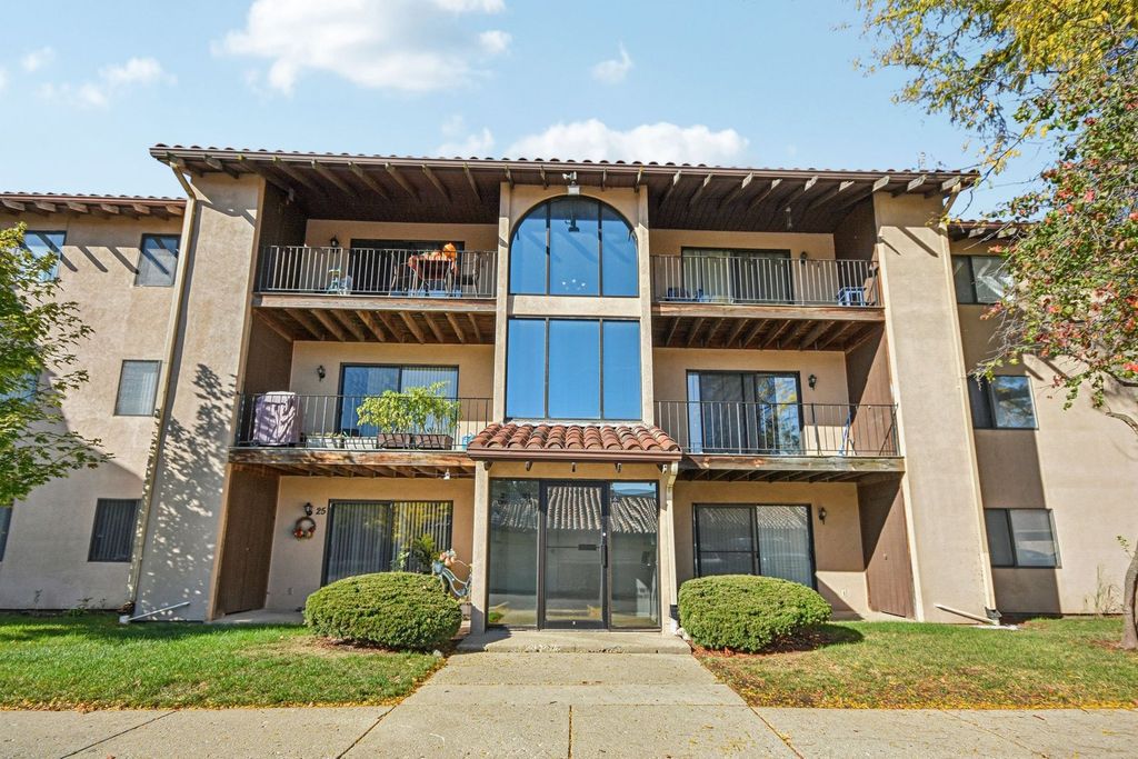 Photo for 21W581 North Avenue #35, Lombard, IL 60148 (MLS # 12500432)