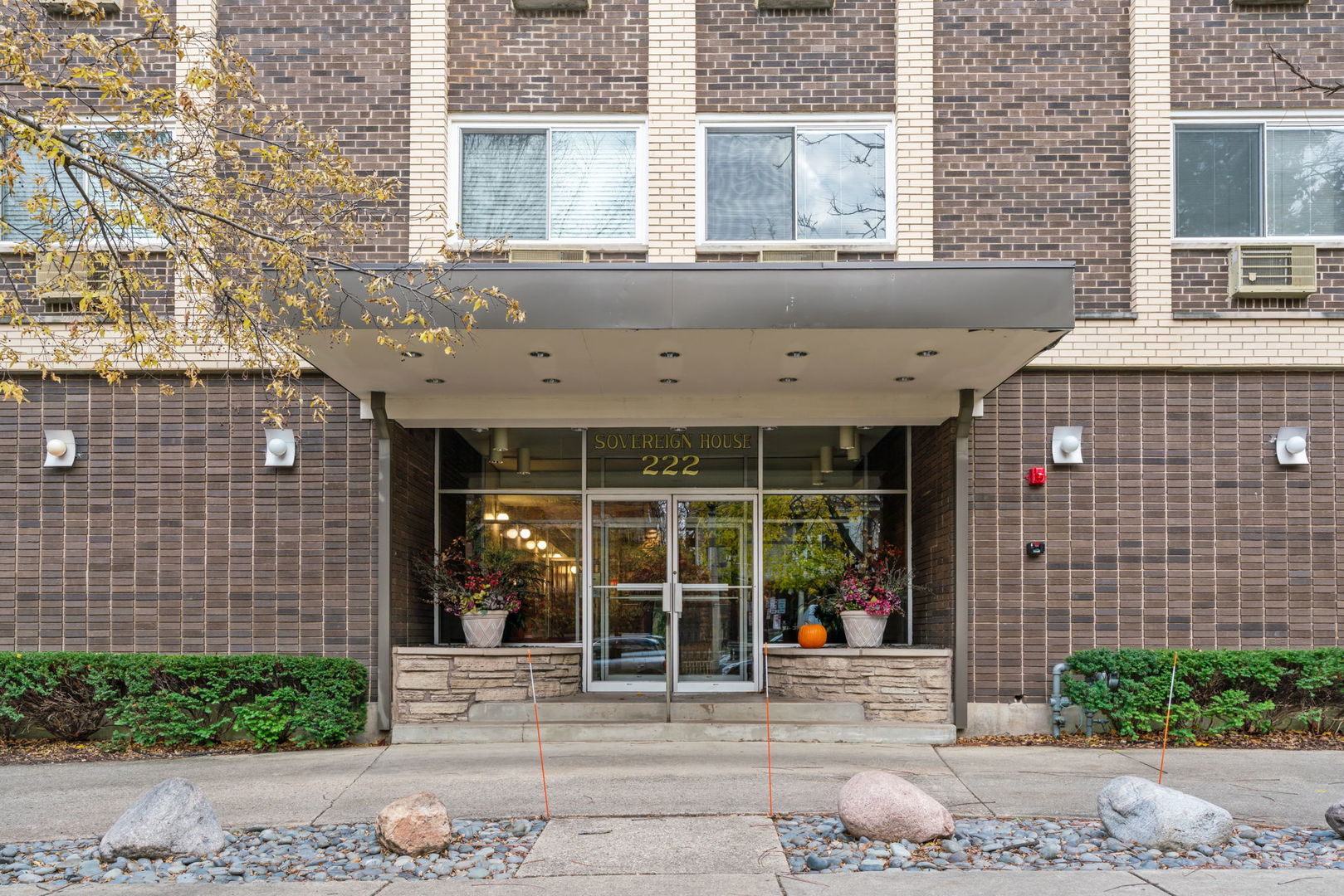 222 N Grove Avenue 2B