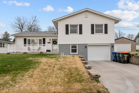 Photo of 2225 Hillandale Road, Davenport, IA 52804 (MLS # 12605016)
