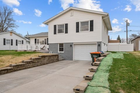 Tiny photo for 2225 Hillandale Road, Davenport, IA 52804 (MLS # 12605016)