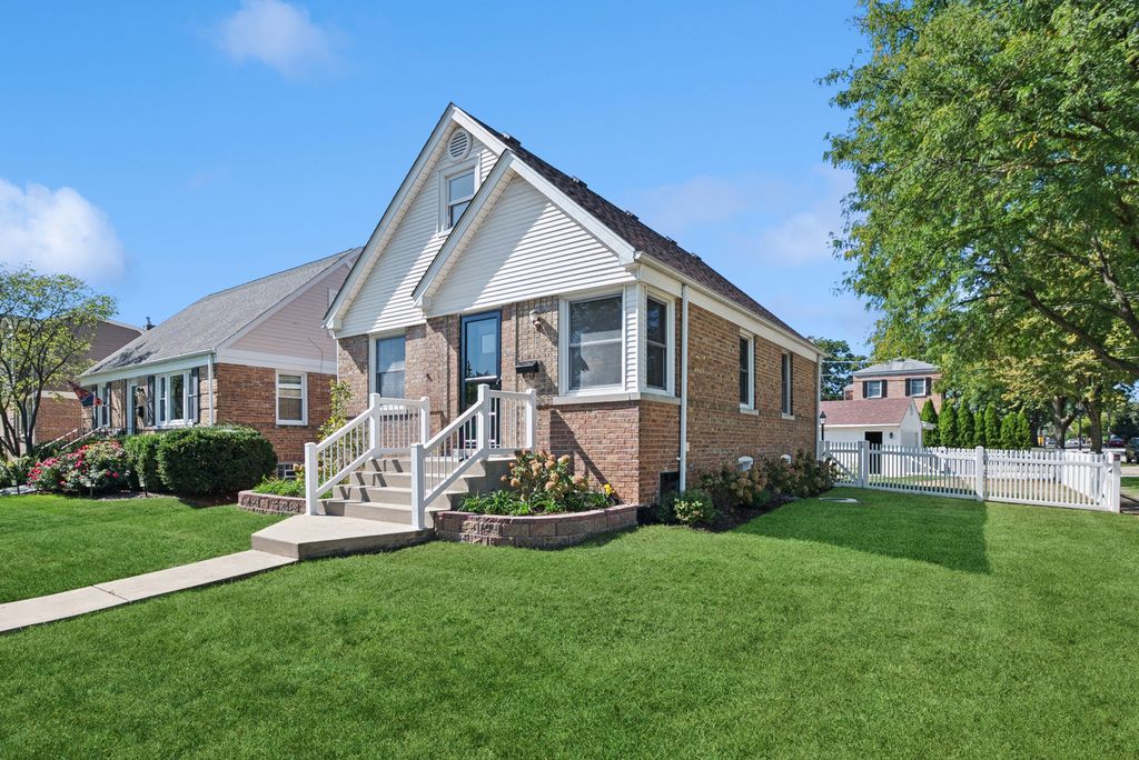 Photo for 600 8th Avenue, La Grange, IL 60525 (MLS # 12504941)